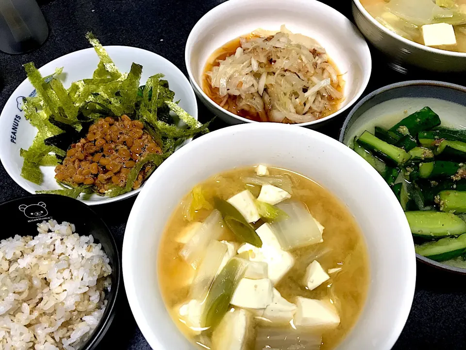 Snapdishの料理写真:もち麦飯、三種海苔しそネギ納豆、豆腐ネギ白菜味噌汁、新玉ねぎおかかポン酢和え、梅胡麻キュー|ms903さん