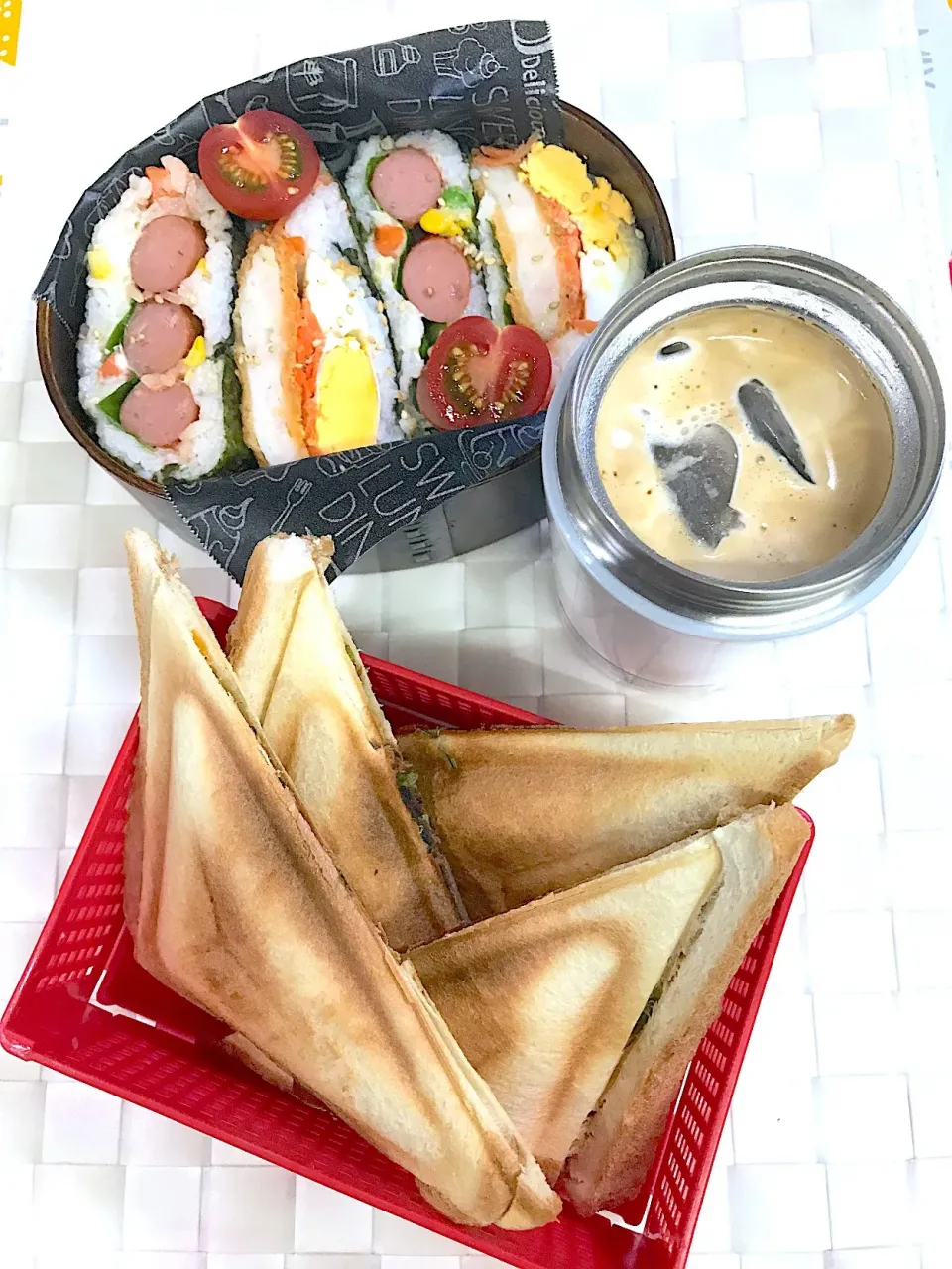 Snapdishの料理写真:旦那さん朝ご飯ホットサンド
lunchはおにぎらずか|milkさん