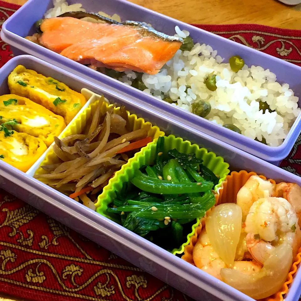 海老のマリネと、ほうれん草の胡麻和えと、きんぴら牛蒡と、焼き鮭と、豆ご飯弁当|もえさん