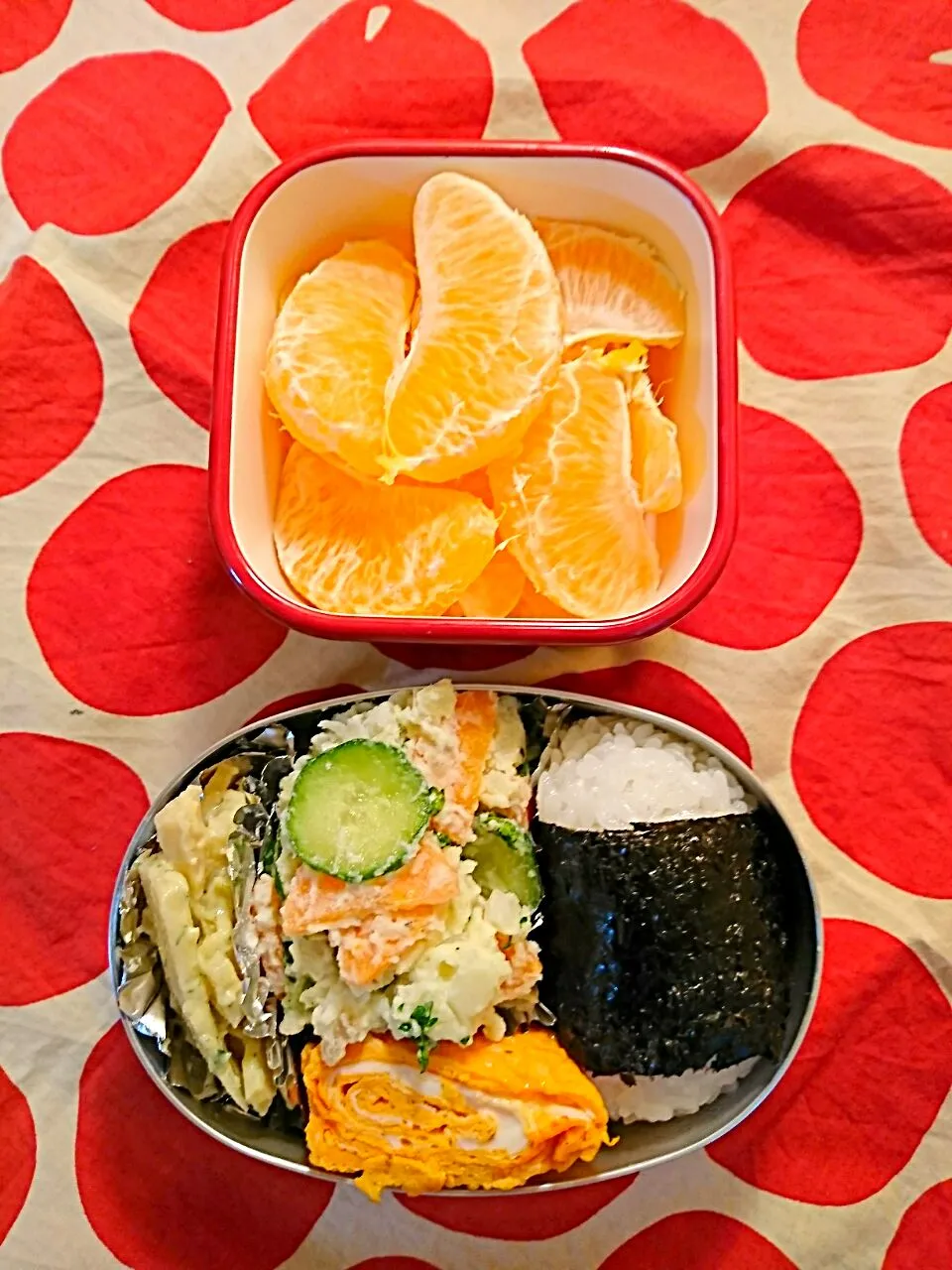 土鍋ご飯のおにぎりと 玉子焼きポテトサラダ 筍の木の芽和えお弁当|kazさん