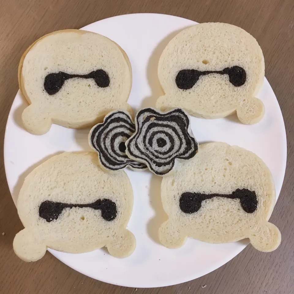 Snapdishの料理写真:ツムツムのベイマックスのイラストパン🍞
(クマ型🐻)


 #クマ型食パン  #クマ型  #キャラパン  #食パン  #イラストパン  #手作りパン  #パン  #おうちパン  #デコパン  #ベイマックス #ディズニー#ツムツム#Disney #tsumtsum  #bighero6 #花#グルグル|izuyoさん