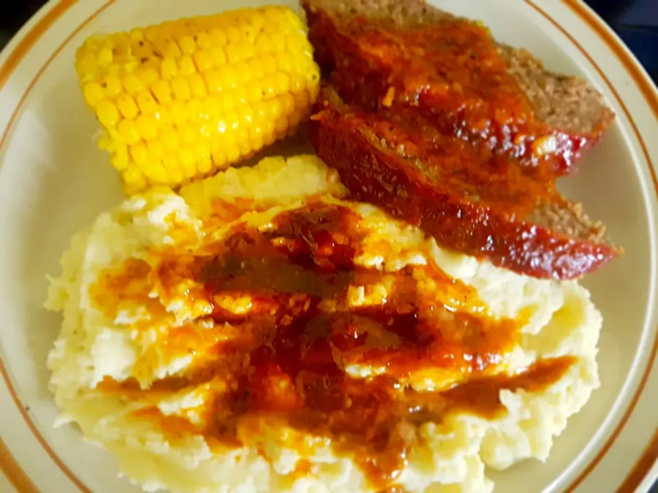 Egg Plant in Meatloaf with Cream Cheese Mashed Potatoes and Boiled Native Corn on the Cob.|Juan Simmsさん