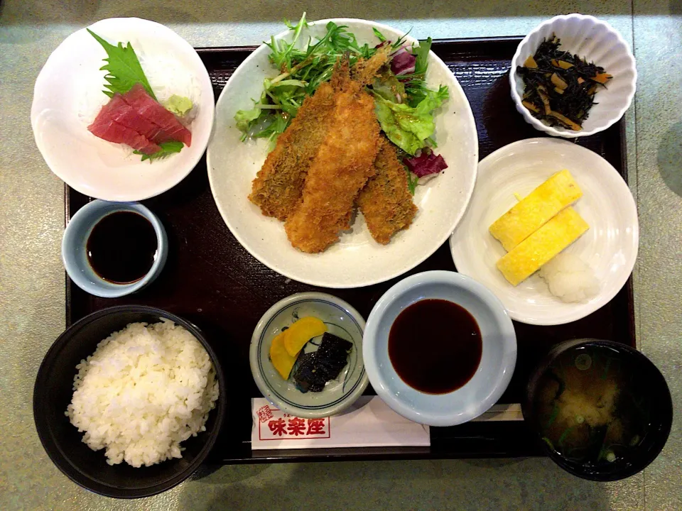 日替り定食(いわしフライ•だし巻き•まぐろ造り•小鉢)|ばーさんさん