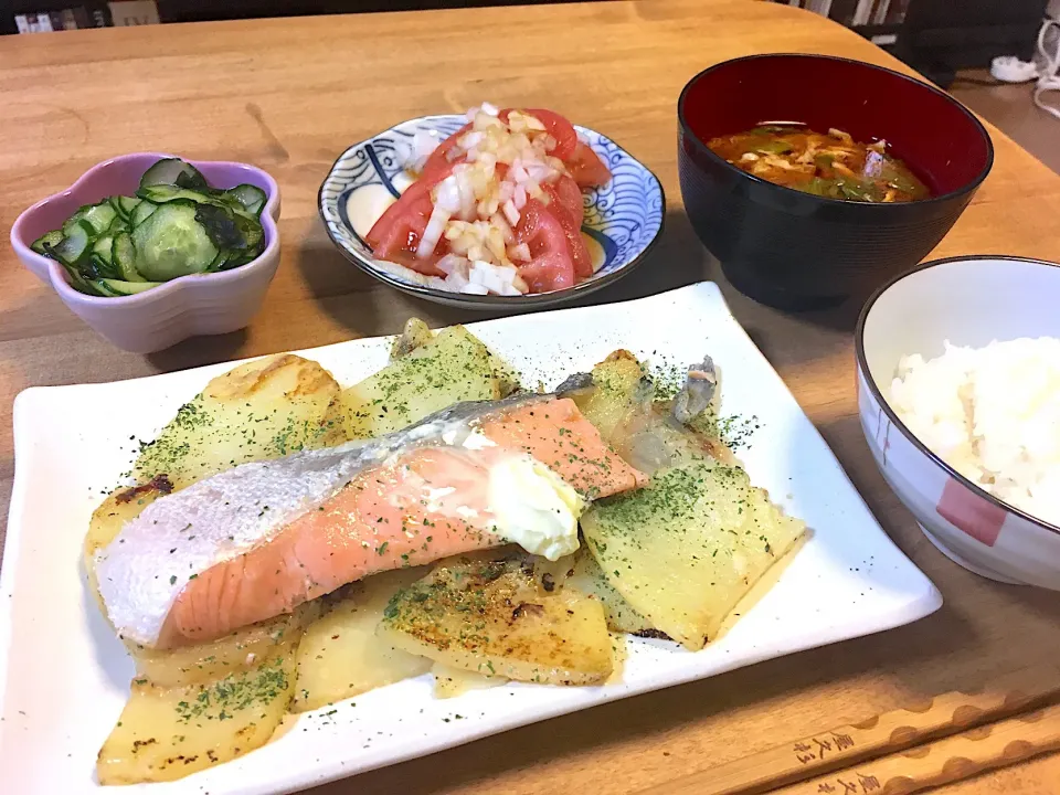 塩鮭とじゃがいものレモンバター蒸し♪一口鮭食べました。今月号のオレンジページに載っていたレシピです(о´∀`о)|かおちゃんさん