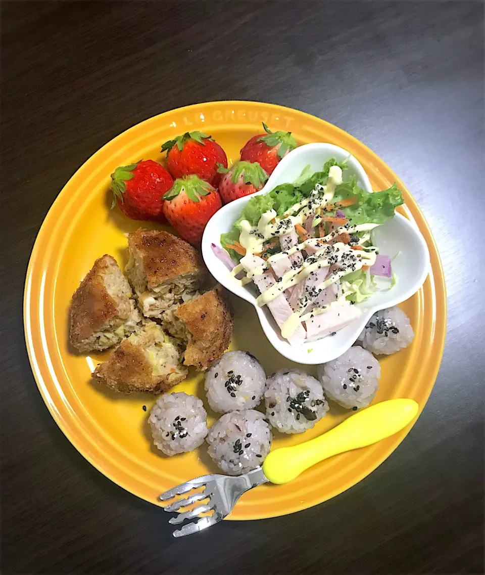 Snapdishの料理写真:4/23❁息子 夜ごはん⭐️ メンチカツ (ひき肉・キャベツ・人参・玉ねぎ) サラダ🥗 (フリルレタス・きゅうり・人参・紫大根・サラダチキン・黒胡麻マヨネーズ) 十六穀米 いちご🍓|つんさん