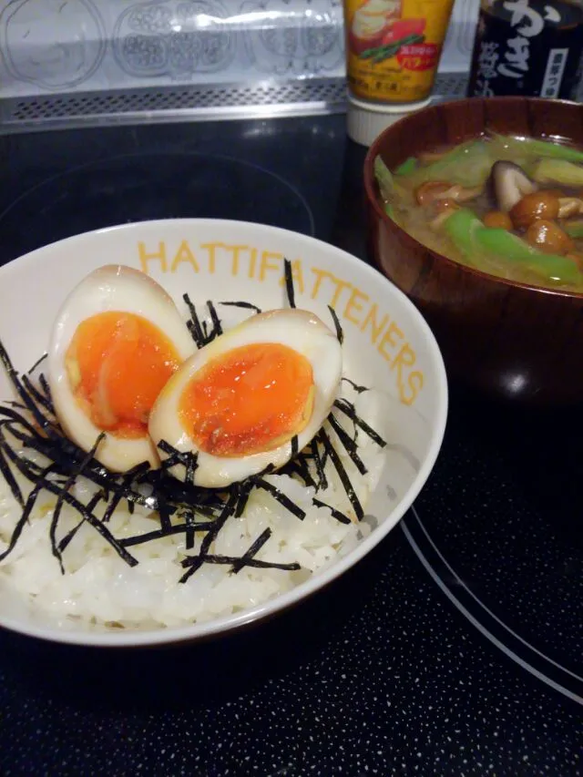 味付き玉子のすごもりバターご飯
キノコのお味噌汁😊|みるくここあさん