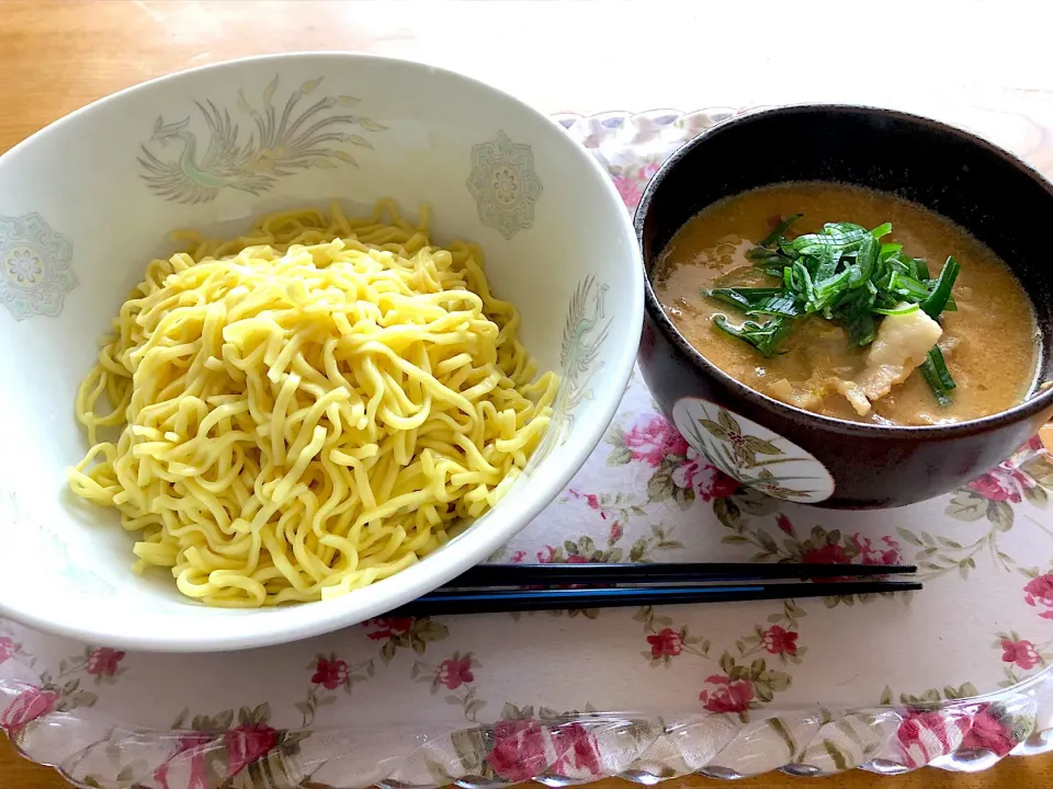 昨日の昼飯(^^) 次男のみ、つけ麺を作ってあげましたw あとの家族はコストコのホットドッグw (マルちゃん製麺醤油二玉をアレンジ)|マツさん