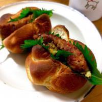 チョリソーとカレーキャベツ、大葉のホットドッグ／Hot dogs‼︎🐕🍃