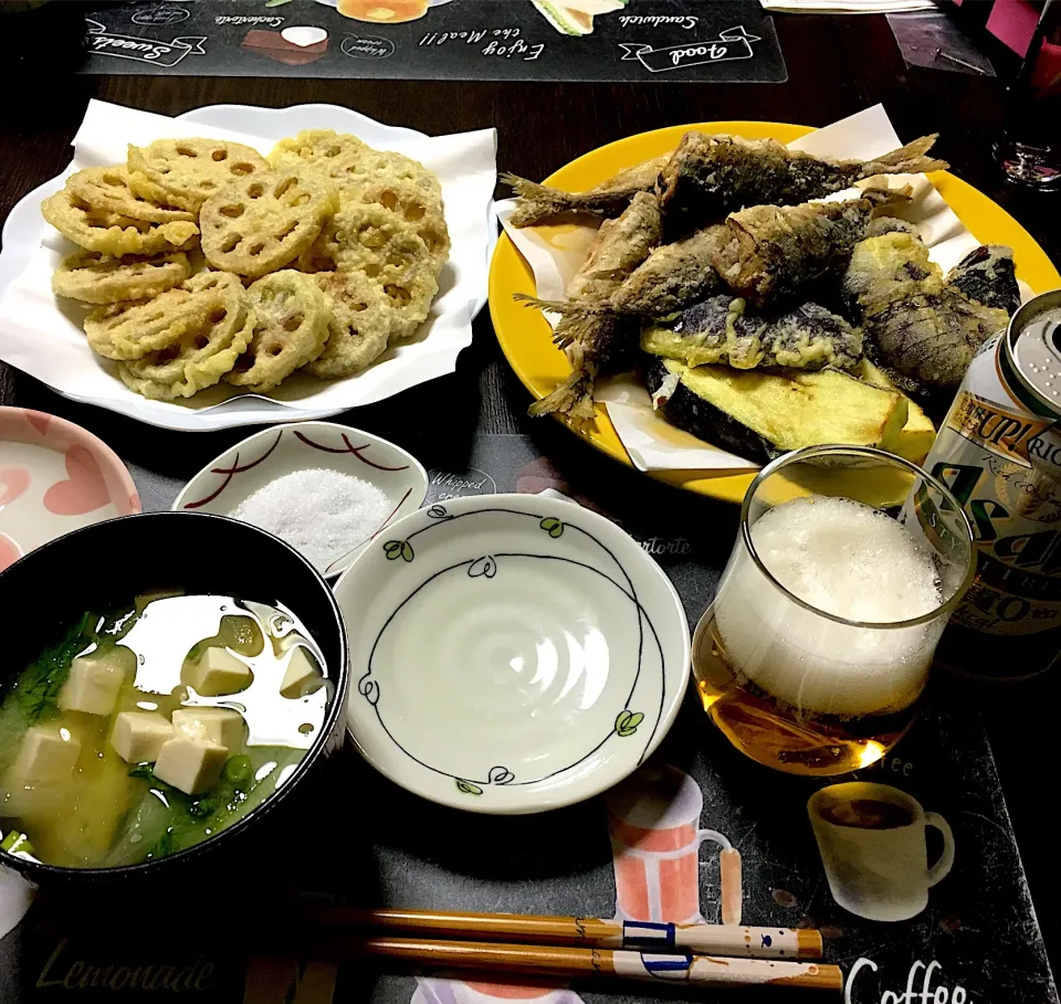 アジの唐揚げ🐟、レンコンとナスの天ぷら、玉ねぎと小松菜と豆腐の味噌汁(*^ω^*)今日は呑む日( ´ ▽ ` )ﾉ|ライムさん