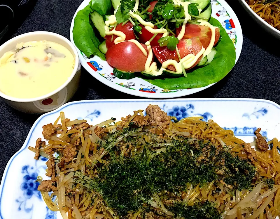 牛脂油挽肉もやし焼きそば(青のりかけ)、トマトきゅうりサラダ菜サラダ、茶碗蒸し|ms903さん