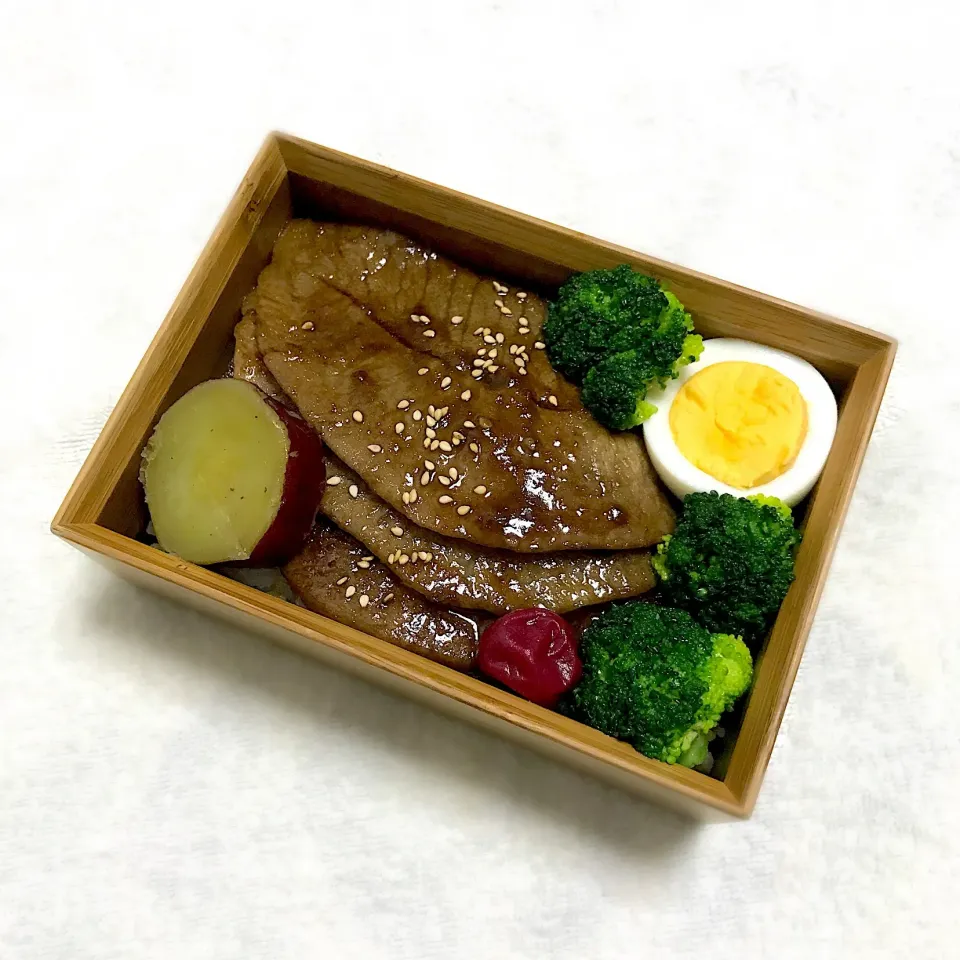 焼肉弁当
茹で卵
ブロッコリーのナムル
薩摩芋の甘煮
梅干し
雑穀ご飯|Juneさん