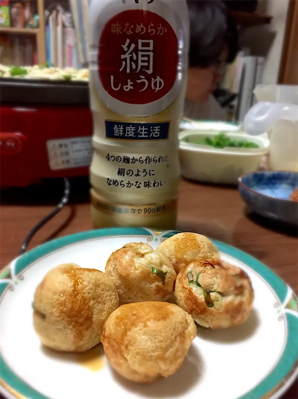 お家たこ焼き🐙
醤油たこ焼き派の我が家は
ヤマサ絹しょうゆで👍|まるちゃんさん