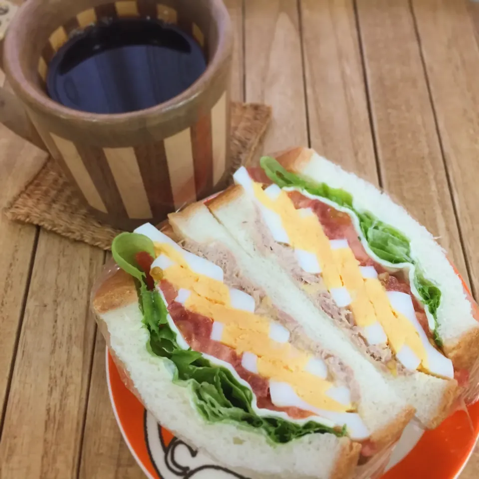 『わんぱくサンド』でモーニング☕️
#おうちカフェ  #モーニングコーヒー  #わんぱくサンド  #萌え断|うっちーさん