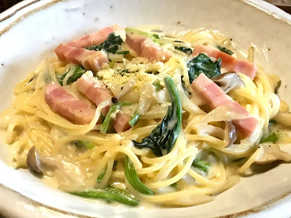 Snapdishの料理写真:ほうれん草&ベーコンのクリームパスタ
#麺好き男のランチ
#シメジも入れて|mottomoさん