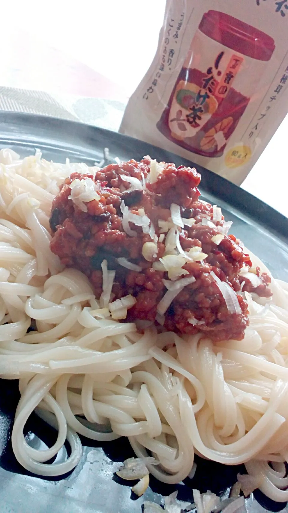 しいたけ茶を使って、ピリ辛肉味噌うどん😋🍜✨🎶
乾燥しいたけチップが入っているので、ぐぐっと旨みアップ⤴⤴
干し椎茸もどす手間が省けて楽チン美味しい💕|アイさん