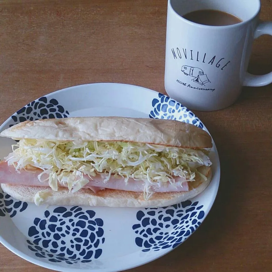 Snapdishの料理写真:ひとりお昼ごはん❁
もちもちパン、バター、チーズ、ハム、たっぷりキャベツの千切り🍞
大好きは組み合わせ❁|takakoさん