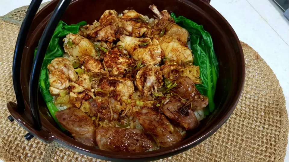 rice with chicken and sausage in cast iron pot|steven z.y.さん