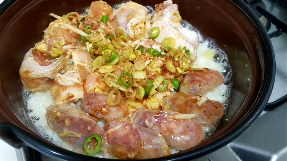 rice with chicken and sausage in cast iron pot|steven z.y.さん