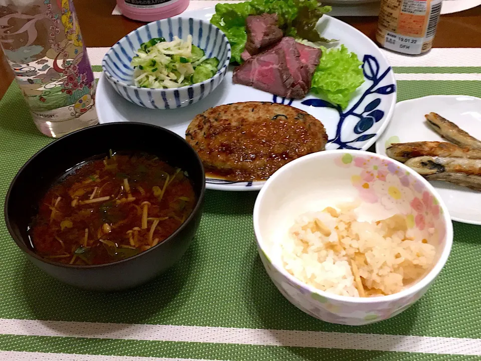 Snapdishの料理写真:ひじき豆腐ハンバーグ、ローストビーフ、きゅうりとさきいか酢の物、味噌汁|kumi♡さん