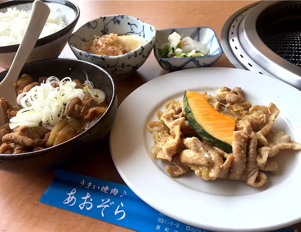 Snapdishの料理写真:営業マンの昼ごは☀️☀️☀️
ランチタイムサービス
豚ホルモン400円プラス350円でライス、スープ、冷奴、漬物にプラス200円で辛口モツ煮
🐷ホルモンづくしでございます。|ぽんたさん