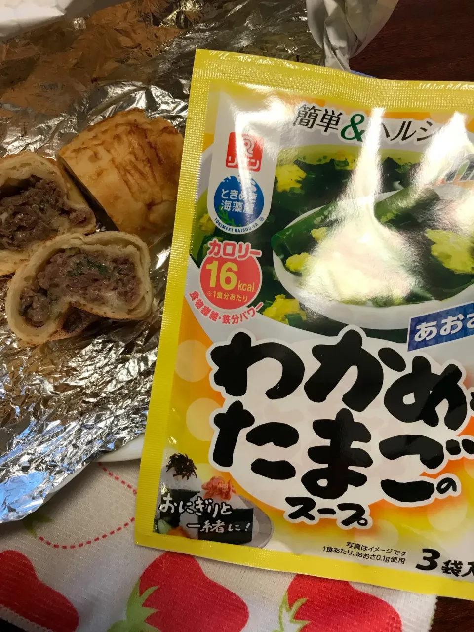 けんグランマさんの料理 コスコ行くと買っちゃう、プルコギベイク。
半分にカットして、足りない栄養素を理研のワカメスープで補います。
わずか16キロカロリー！
食物繊維に鉄分も取れちゃう！
ジャンクなランチに添えるとバランスが取れますね。
これからも、常備したいと思います❤️|けんグランマさん