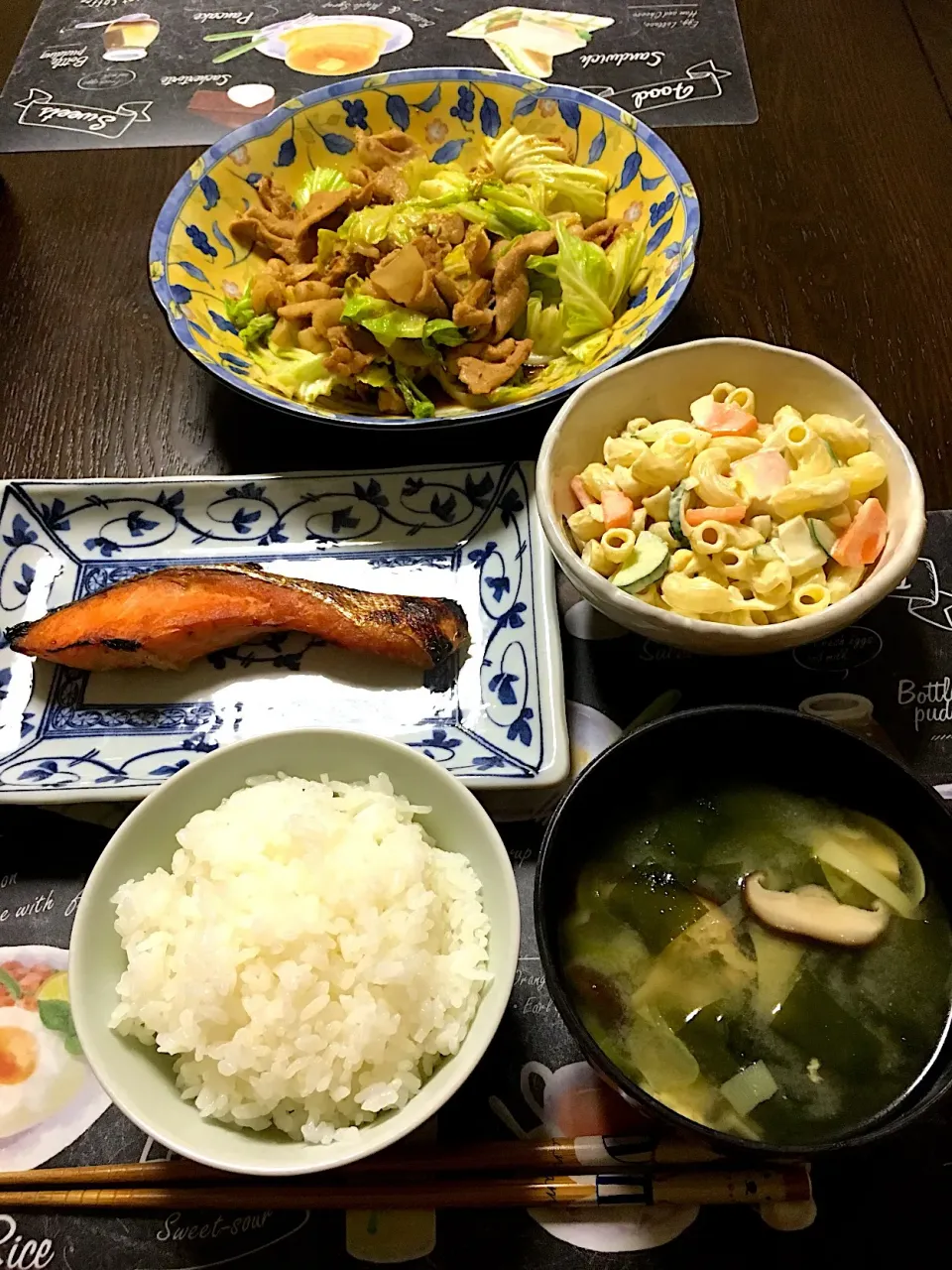 焼き塩鮭🐟、春キャベツと豚肉炒め、マカロニサラダゆで卵入り、味噌汁(*^ω^*)|ライムさん