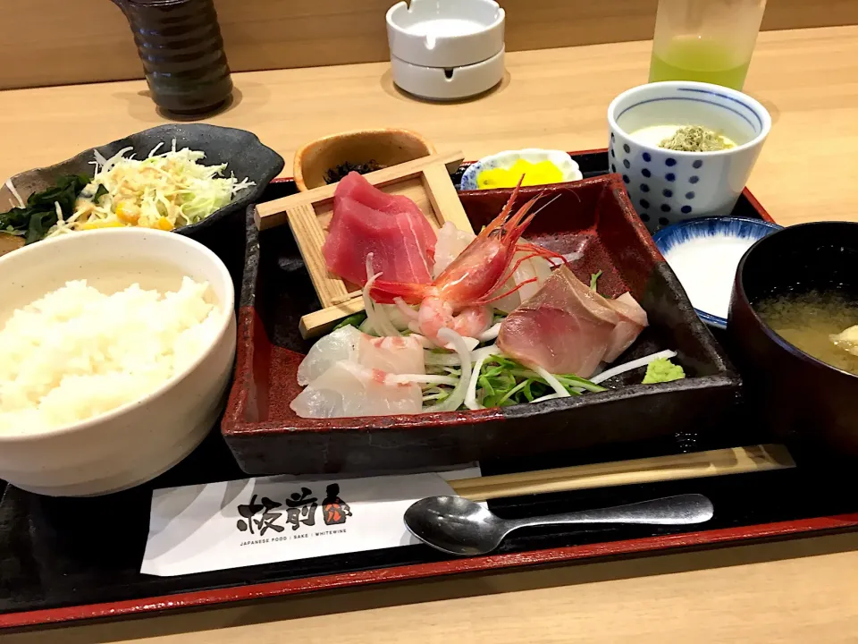 板前バル名物！お刺身盛り定食|Tadahiko Watanabeさん