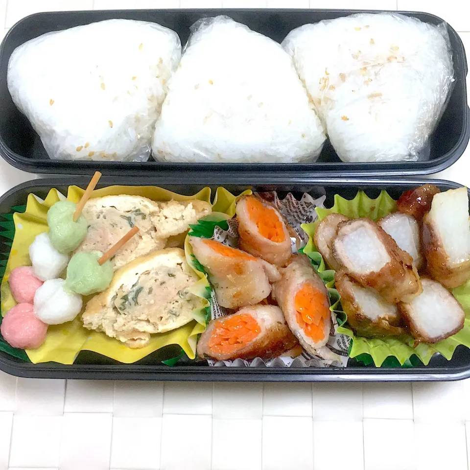 Snapdishの料理写真:息子のお弁当 長芋の肉巻きグルメソース、人参の肉巻きガーリック塩、とりつくねの巾着、三色団子、おにぎり|keitakumamaさん