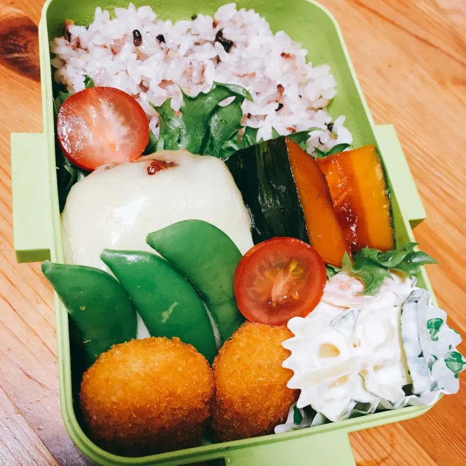 息子弁当🍱チーズハンバーグ。野菜をもう少しとらないと(´･ω･lll)足りないなー。|るりさん