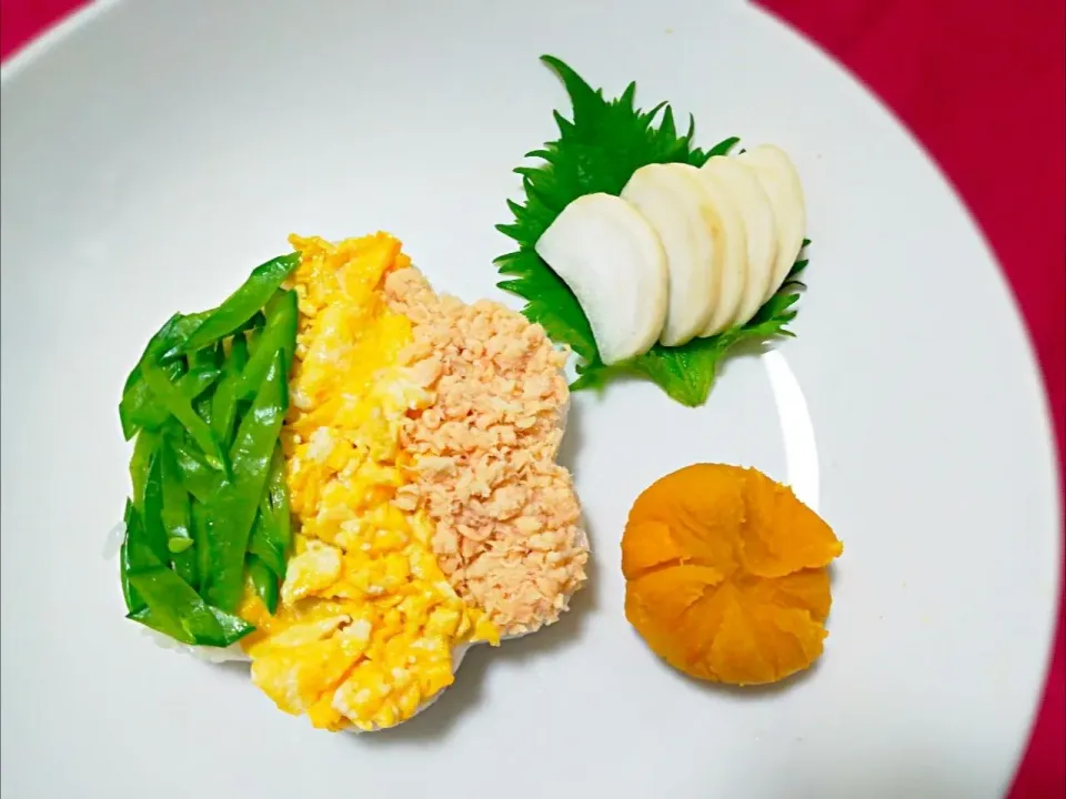 鮭と卵と絹さやの３色ご飯　カボチャの茶巾　かぶのお漬け物|つばささん