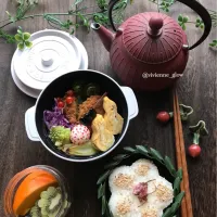 Snapdishの料理写真:笹包 桜花の塩漬けお花寿司弁当