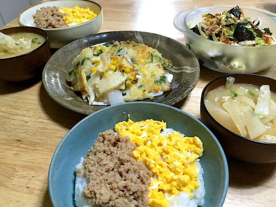 昨日の晩ゴハン(｡-_-｡)
筍のかき揚げ
そぼろ丼
大根のお味噌汁
レタスの海苔サラダ|さくたえさん