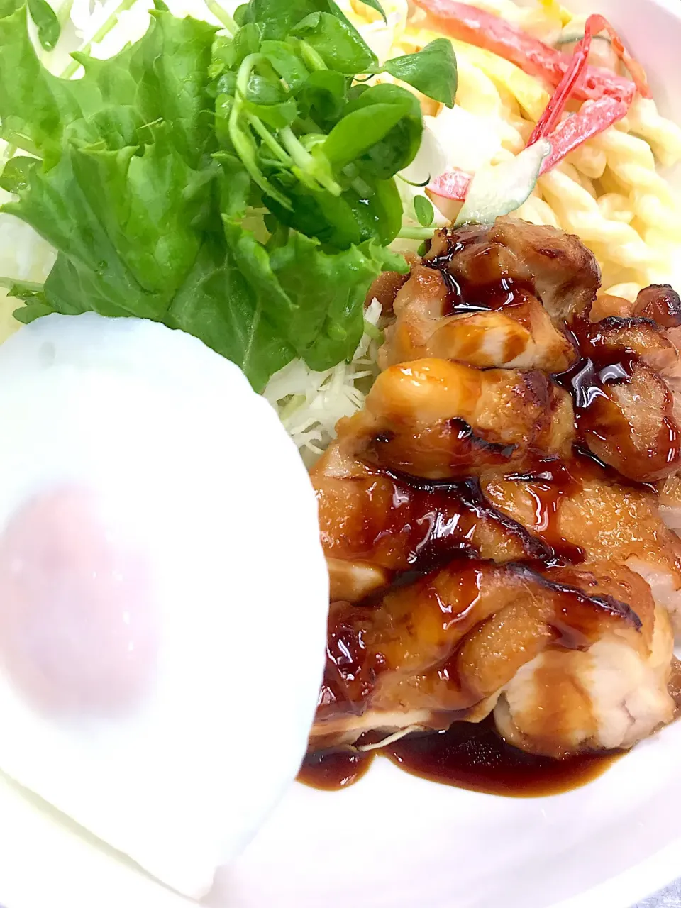 Snapdishの料理写真:照り焼きチキン目玉焼き添え|学食おばちゃんさん