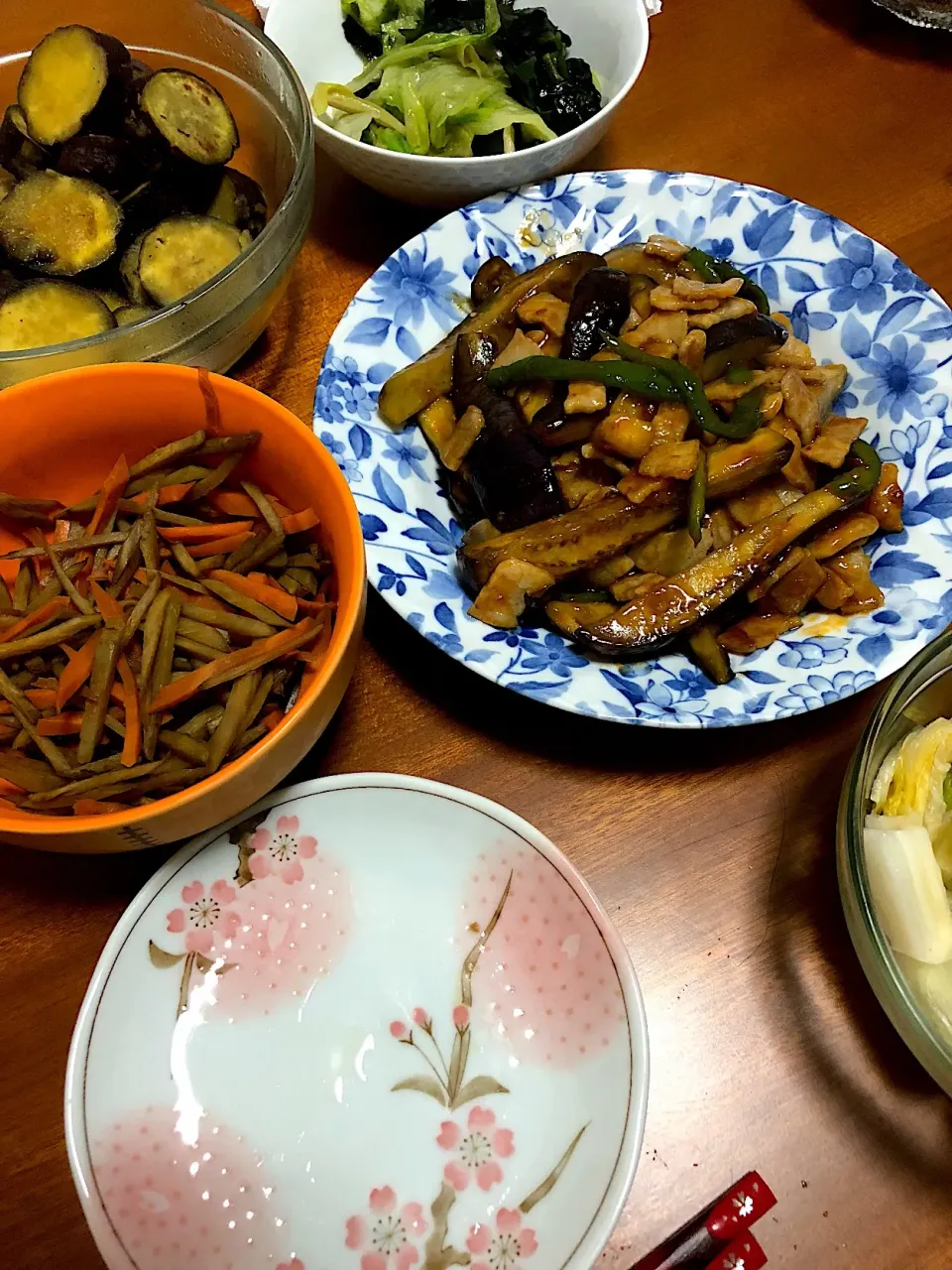 Snapdishの料理写真:麻婆茄子とレタスとワカメの和物|あやかさん