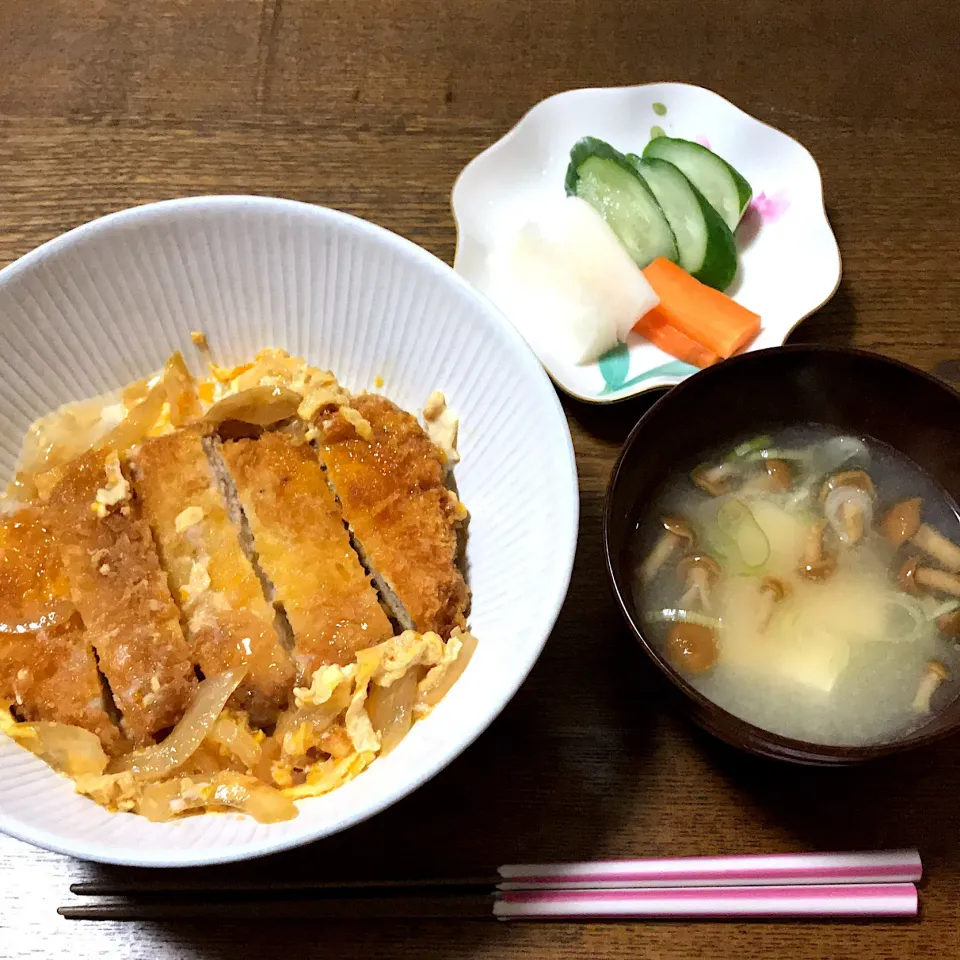 #カツ丼 
 #ぬか漬け 
 #なめこと豆腐の味噌汁|まきさん