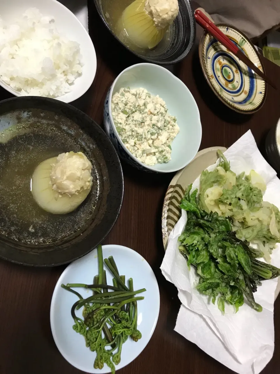 4月25日晩ご飯。昨日採ってきた山菜！！
わらびの出汁浸し、こしあぶらの天ぷら、タラノ芽と新玉ねぎのかき揚げ、たらの芽の白和え、新玉ねぎの肉詰めスープ。|あやさん