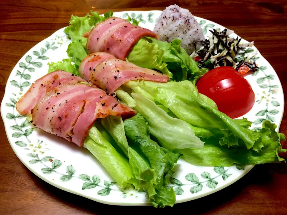 かぴかぴさんのレタスベーコン🥓巻き巻き🌀  あれっ何か大きいな😅、、なワンプレート🌷|ぱぴこ家さん