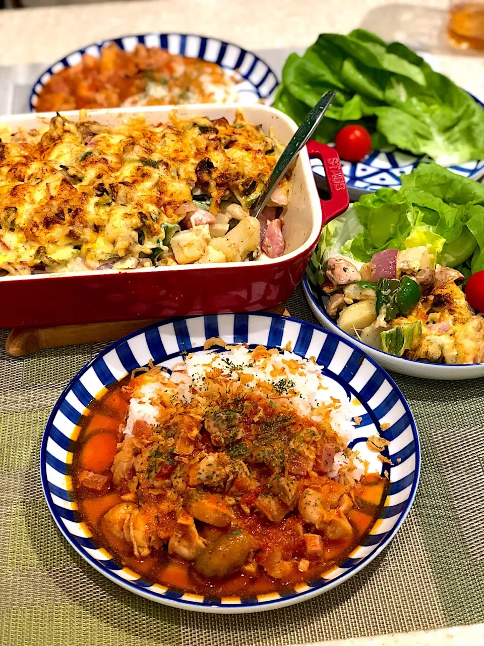 Snapdishの料理写真:ピリ辛チキンとトマトの煮込み🍅               ホットサラダ🥗|Mayumiさん