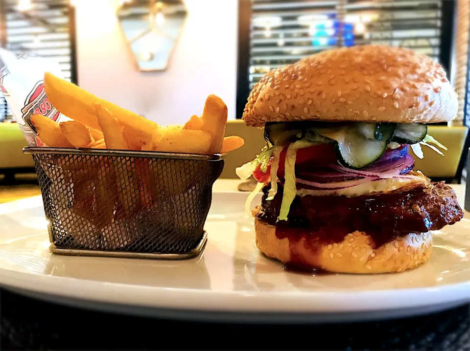 Oriental vegetarian burger and fries.
#Burger #vegetarian #fries #chips #egg #lunch|Sergio Lacuevaさん