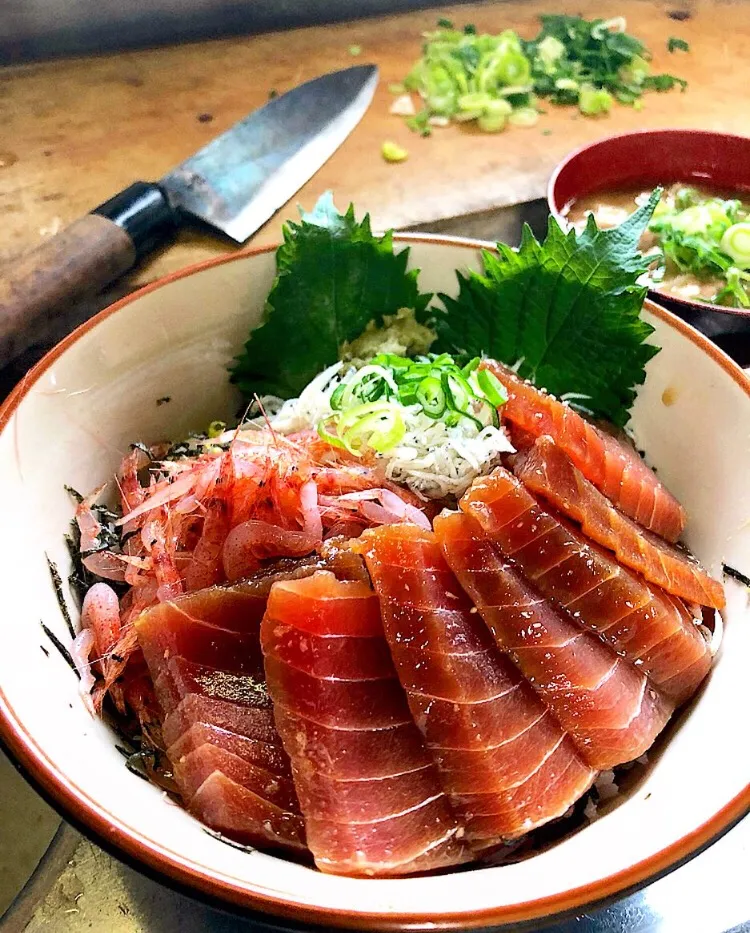 Snapdishの料理写真:駿河丼（漬けマグロ 生桜えび しらす わさび）と豚汁|ガク魁‼︎男飯さん