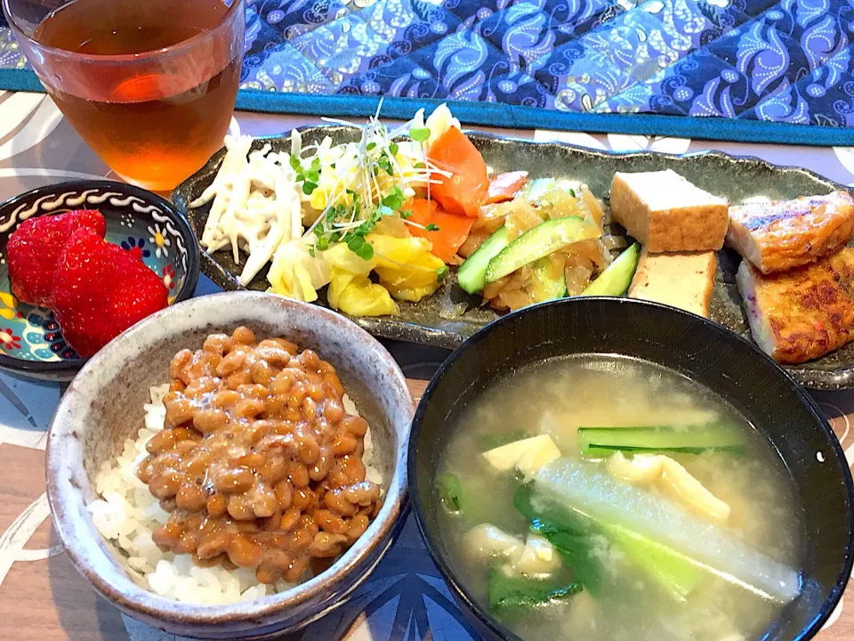 Snapdishの料理写真:朝ごはん
五目はんぺん、厚揚げ煮物、クラゲきゅうり、トラウトサーモン、茹でキャベツとブロッコリースプラウトとごぼうのサラダ、大根と小松菜と揚げの味噌汁、白米、納豆、とちおとめ、健康茶|かよちゃんさん