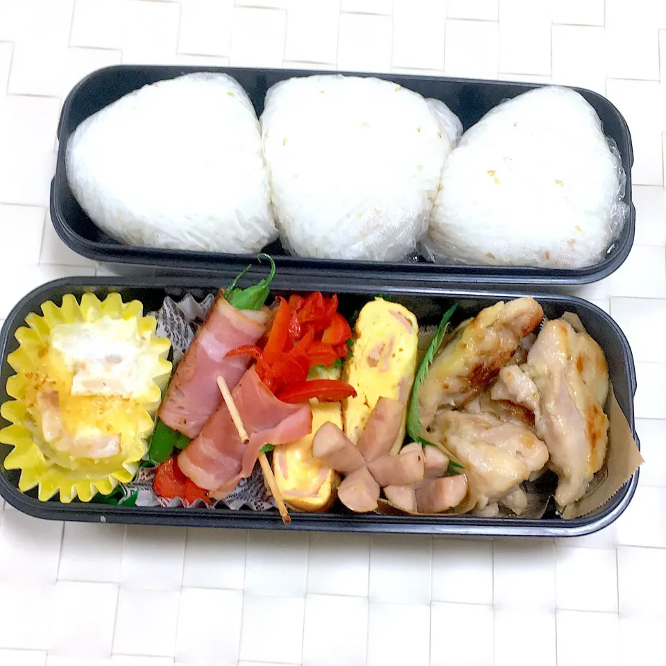 息子のお弁当 ポテトグラタン、いんげんとパプリカのベーコン巻き、卵焼き、鶏肉のガーリック塩ゆず胡椒ソテー、おにぎり|keitakumamaさん