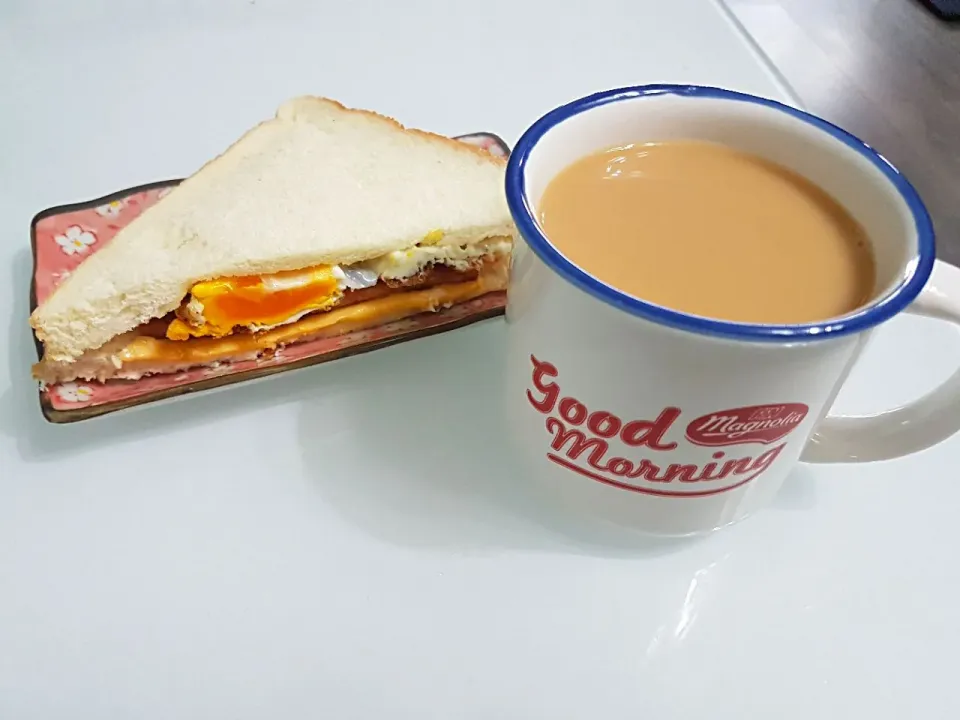 Good morning sandwich + milk tea 
♡ Hong Kong Style 😋😜😻👪|🌷lynnlicious🌷さん