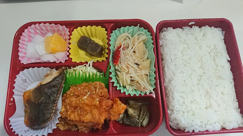 Snapdishの料理写真:2018.04.26昼御飯(玉子屋)
ゆうじ.さんに呼び起されて？
････････････････････････････
若鶏唐揚(葱ソース)
ほっけ塩焼
五目ビーフン炒め
ピリ辛こんにゃく
杏仁フルーツ
千切キャベツ
･････････････････････････････
ライス:340kcal
おかず:40|津田 健次 Kenji Tsudaさん