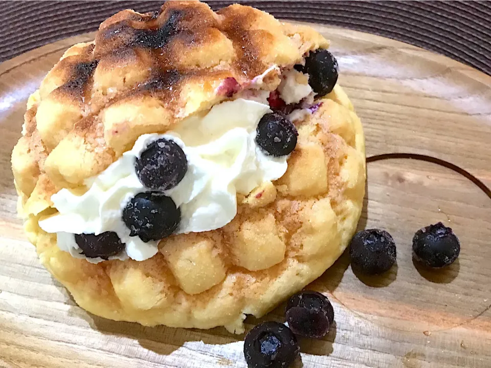 セブンのメロンパンとスーパーカップ ブルーベリーチーズケーキを挟んだもの|ゆうかさんさん