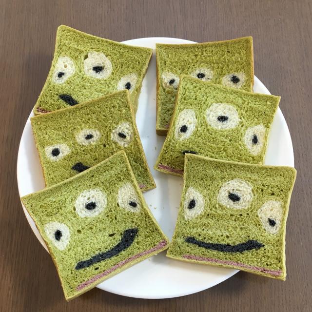 リトルグリーンメンのイラストパン 1斤の角食パン型 Disney ディズニー デコパン おうちパン パン 手作りパン イラストパン 食パン キャラパン リトルグリーンメン エイリアントイストーリー Toystory 角食パン Izuyo Snapdish スナップディッシュ Id