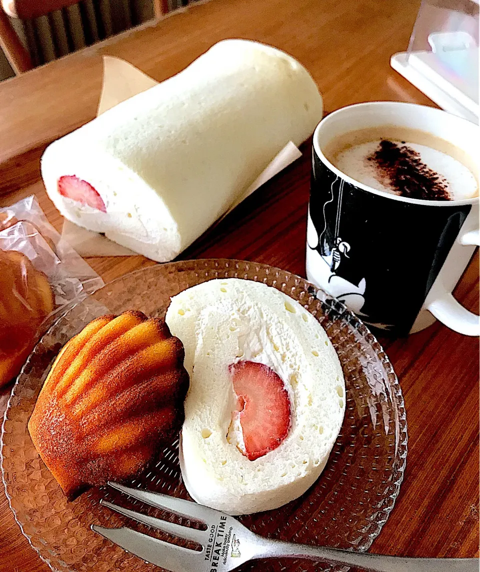 ホワイトロールとマドレーヌ🍴&カプチーノ☕️|まどさん