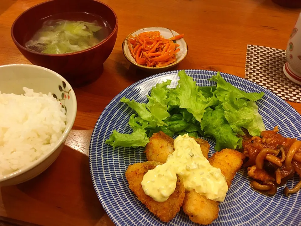 Snapdishの料理写真:4/26 夕飯♪ 白身魚フライ タルタルソース 人参きんぴら キャベツのスープ|ikukoさん