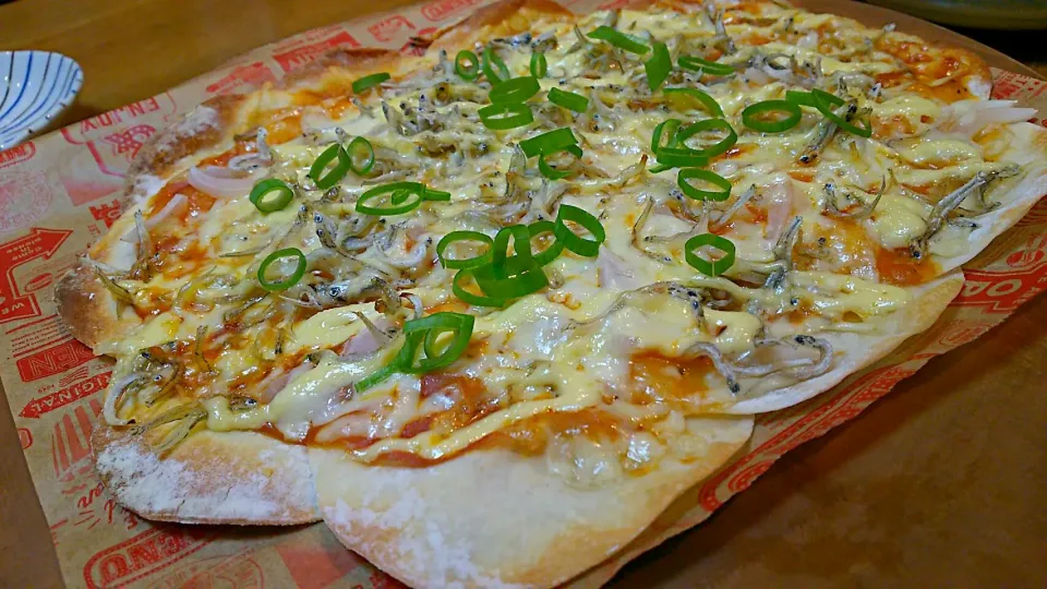 Snapdishの料理写真:餃子の皮でしらすピザ🍕|Naomi Furuyaさん