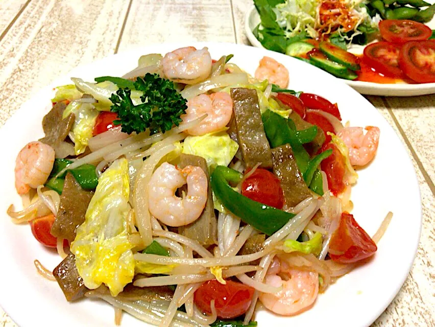 今日の男飯(＞人＜;)マイブームなえび塩焼きそばと野菜サラダ🥦🥗♫|ひーちゃんさん